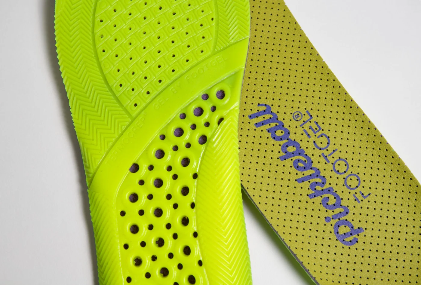 Plantillas Footgel Pickleball colocadas en el calzado